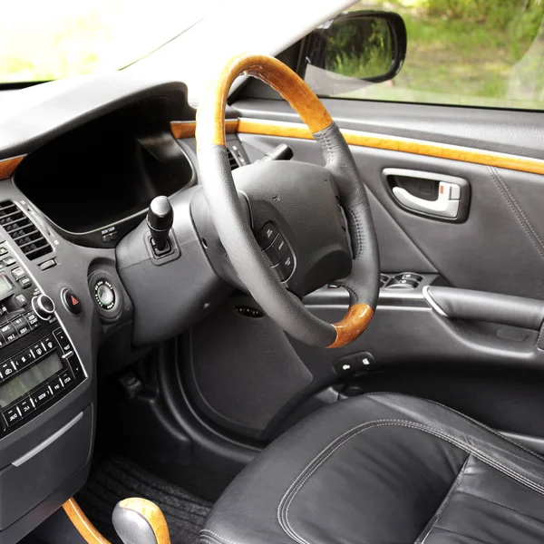 ダッシュボードを示す近代的な自動車の内部のビュー — ストック写真