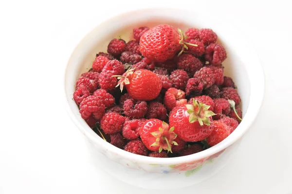 Himbeeren Und Erdbeeren Einem Teller Auf Weißem Hintergrund — Stockfoto