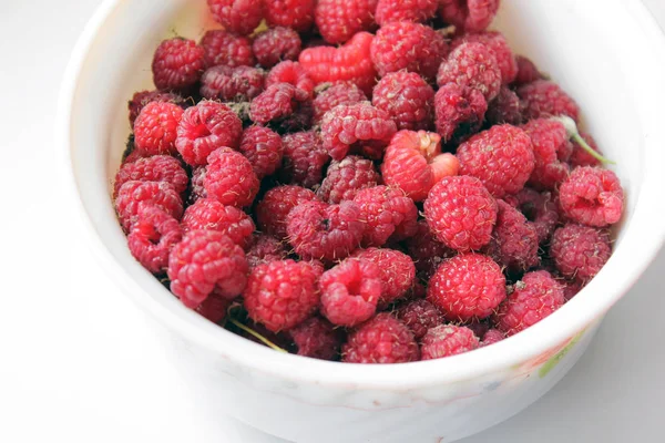 Himbeeren Einem Teller Auf Weißem Hintergrund — Stockfoto