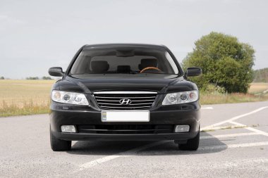 Kiev, Ukrayna - 6 Ağustos 2018: Hyundai Grandeur yolda