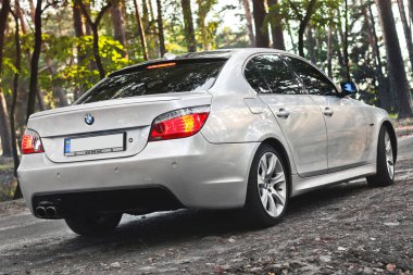 Kiev, Ukrayna - 9 Eylül 2018. Renkli bir Bmw araba yolda ormandaki