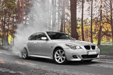 Kiev, Ukrayna - 9 Eylül 2018. BMW E60 Burnout. BMW araba sürüklenir ormandaki