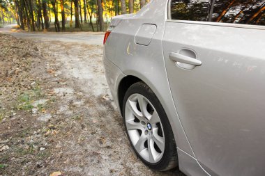 Kiev, Ukrayna - 9 Eylül 2018. BMW E60 orman yolu üzerinde. Ormanın içinde araba