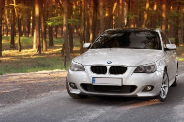 Kiev, Ukrayna - 9 Eylül 2018. BMW E60 orman yolu üzerinde. Ormanın içinde araba