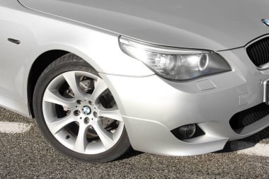 Kiev, Ukrayna - 9 Eylül 2018. Arka plan asfalt üzerinde gri bir Bmw araba parçası