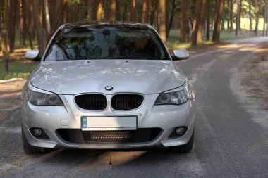 Kiev, Ukrayna - 12 Eylül 2018: Bmw yolda ormandaki