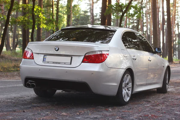 Kiev Ucrania Septiembre 2018 Bmw E60 Carretera Forestal Coche Bosque — Foto de Stock