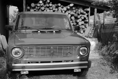 Chernivtsi, Ukrayna - 13 Eylül 2018: Rus araba Vaz 21011. Araba yakacak odun bir arka plan üzerinde