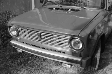 Chernivtsi, Ukrayna - 13 Eylül 2018: Rus araba Vaz 21011. Araba yakacak odun bir arka plan üzerinde