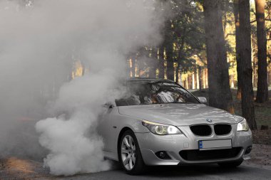 Kiev, Ukrayna - 9 Eylül 2018. BMW E60 orman yolu üzerinde. Işıklar açık ormandaki bir araba