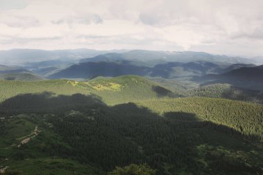 Dağlar ve gökyüzü. Güzel doğa
