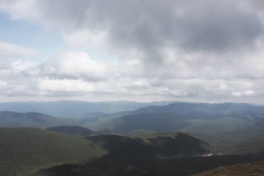 Dağlar ve gökyüzü. Doğa