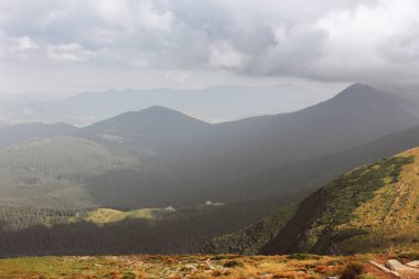 Dağlar ve gökyüzü. Doğa