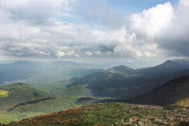 Dağlar, orman ve bulutlar