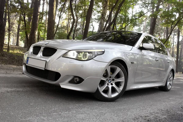 Kiev Ucrania Septiembre 2018 Bmw E60 Carretera Forestal Coche Con — Foto de Stock