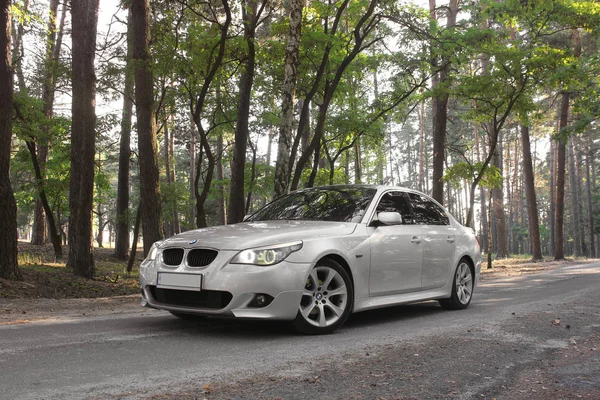 Kiev Ucrania Septiembre 2018 Bmw E60 Carretera Forestal Coche Con — Foto de Stock