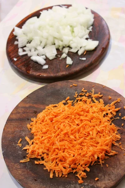 Нарезанная Морковь Кухонной Доске — стоковое фото