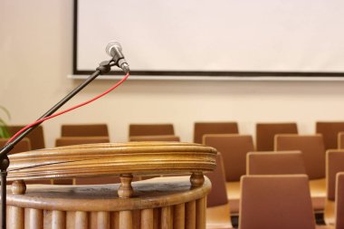 Stand. Arka plan sandalye üzerinde mikrofon. Hall