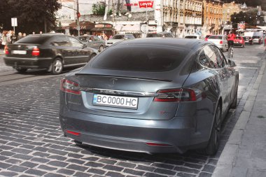 Lviv, Ukrayna - 25 Ekim 2018: Tesla elektrikli araba modeli S bir şehir sokak üzerinde