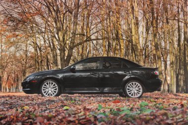 Chernigov, Ukrayna - 10 Kasım 2018: Mazda 6 Mps sonbahar parkta. Araba yan görünüm