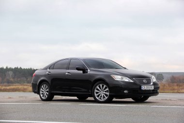 Kiev, Ukrayna - 5 Kasım 2018: araba Lexus Es 350 alan ve gökyüzü arka plan üzerinde