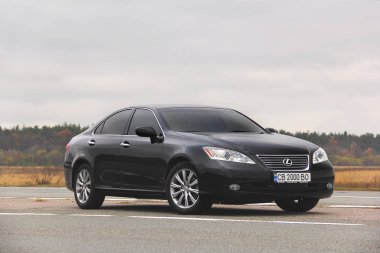 Kiev, Ukrayna - 5 Kasım 2018: araba Lexus Es 350 alan ve gökyüzü arka plan üzerinde