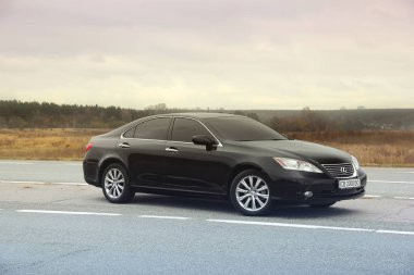 Kiev, Ukrayna - 5 Kasım 2018: araba Lexus Es 350 alan ve gökyüzü arka plan üzerinde
