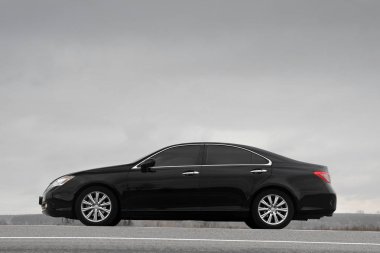 Kiev, Ukrayna - 5 Kasım 2018: Lexus araba gökyüzüne karşı. Araba yan görünüm