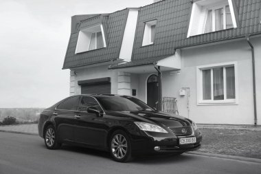Kiev, Ukrayna - 5 Kasım 2018: araba Lexus Es 350 bir özel ev arka plan üzerinde. Siyah ve beyaz fotoğraf