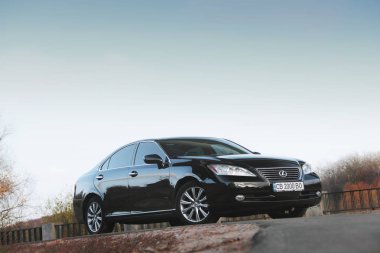 Kiev, Ukrayna - 5 Kasım 2018: Lexus Es araç arka plan gökyüzü. Araba aşağıda görünümünü