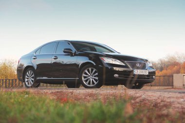 Kiev, Ukrayna - 5 Kasım 2018: Lexus Es araç arka plan gökyüzü. Araba aşağıda görünümünü
