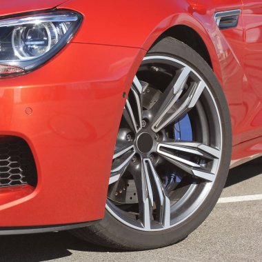 Kırmızı araba parçası yakın çekim