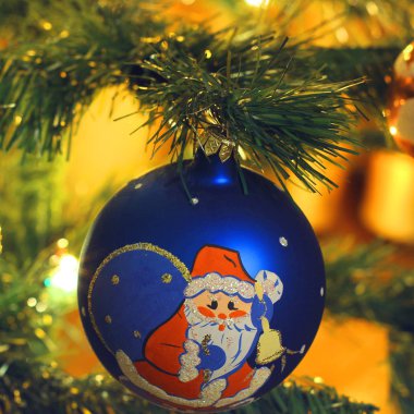 Yeni yıl ağacı üzerinde oyuncak. Kutlama