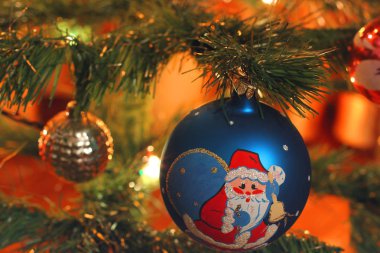 Yeni yıl ağacı üzerinde oyuncak. Kutlama