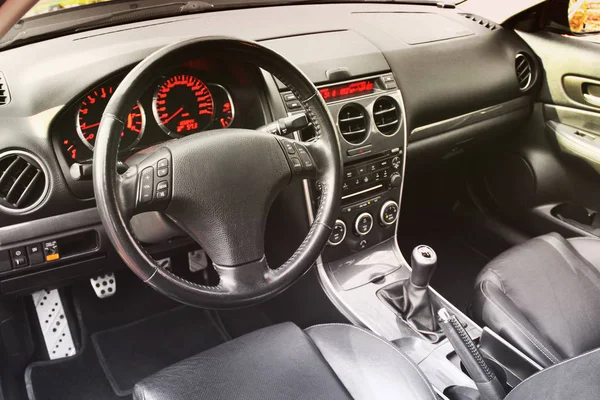 車のインテリア ダッシュ ボードを表示する現代自動車の内部の眺め — ストック写真