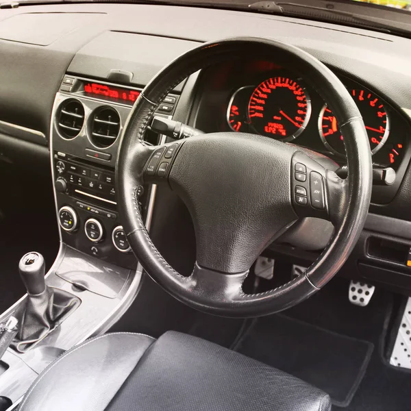 車のインテリア ダッシュ ボードを表示する現代自動車の内部の眺め — ストック写真