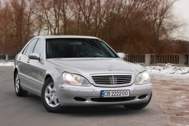 Kiev, Ukrayna - 22 Kasım 2018: Mercedes-Benz S-Class sonbahar ağaçlar arka planı
