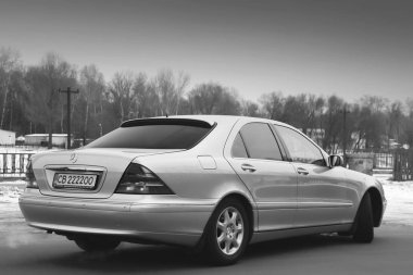 Kiev, Ukrayna - 22 Kasım 2018: Mercedes-Benz S-Class kış. Siyah ve beyaz fotoğraf