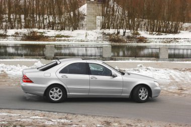 Kiev, Ukrayna - 22 Kasım 2018: Gri Mercedes-Benz S-Class araba Nehri yakınında