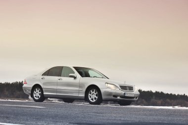 Kiev, Ukrayna - 22 Kasım 2018: Mercedes-Benz S-Class yolun ortasında kışın.