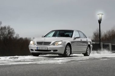 Kiev, Ukrayna - 22 Kasım 2018: Mercedes-Benz S-Class araba yanan bir fener arka planda kışın