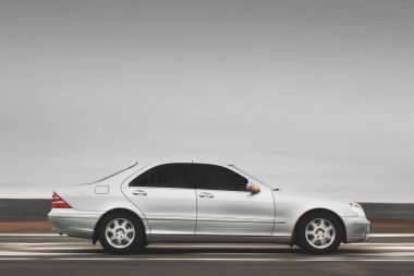 Kiev, Ukrayna - 22 Kasım 2018: Mercedes-Benz S-Class hareket