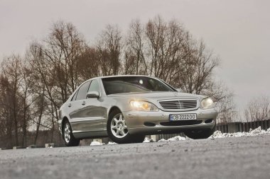 Kiev, Ukrayna - 22 Kasım 2018: Mercedes-Benz S-Class kışın ağaçlar fon karşı. Araba görünümü aşağıdan