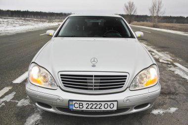 Kiev, Ukrayna - 22 Kasım 2018: Mercedes-Benz S-Class kışın yolun ortasında. Araba yakın çekim