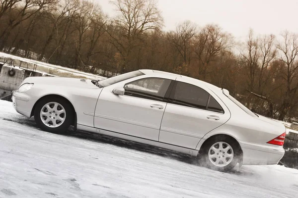 Kyjev Ukrajina Listopadu 2018 Mercedes Benz Class Zimě Pozadí Stromů — Stock fotografie