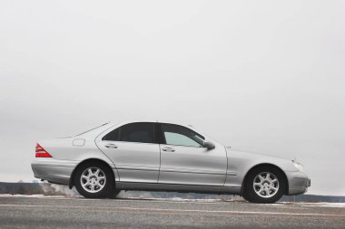 Kiev, Ukrayna - 22 Kasım 2018: Mercedes-Benz S-Class kış alan ve orman arka planı