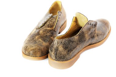 Beyaz arka planda deri ayakkabılar