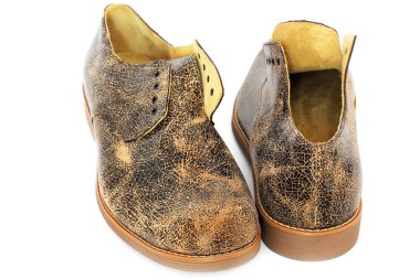 Beyaz arka planda deri ayakkabılar