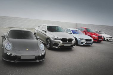 Kiev, Ukrayna - 20 Temmuz 2018: Porsche ve Bmw spor arabalar açık gökyüzü karşı