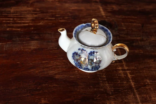 Porzellan Teekanne Auf Holz Hintergrund — Stockfoto